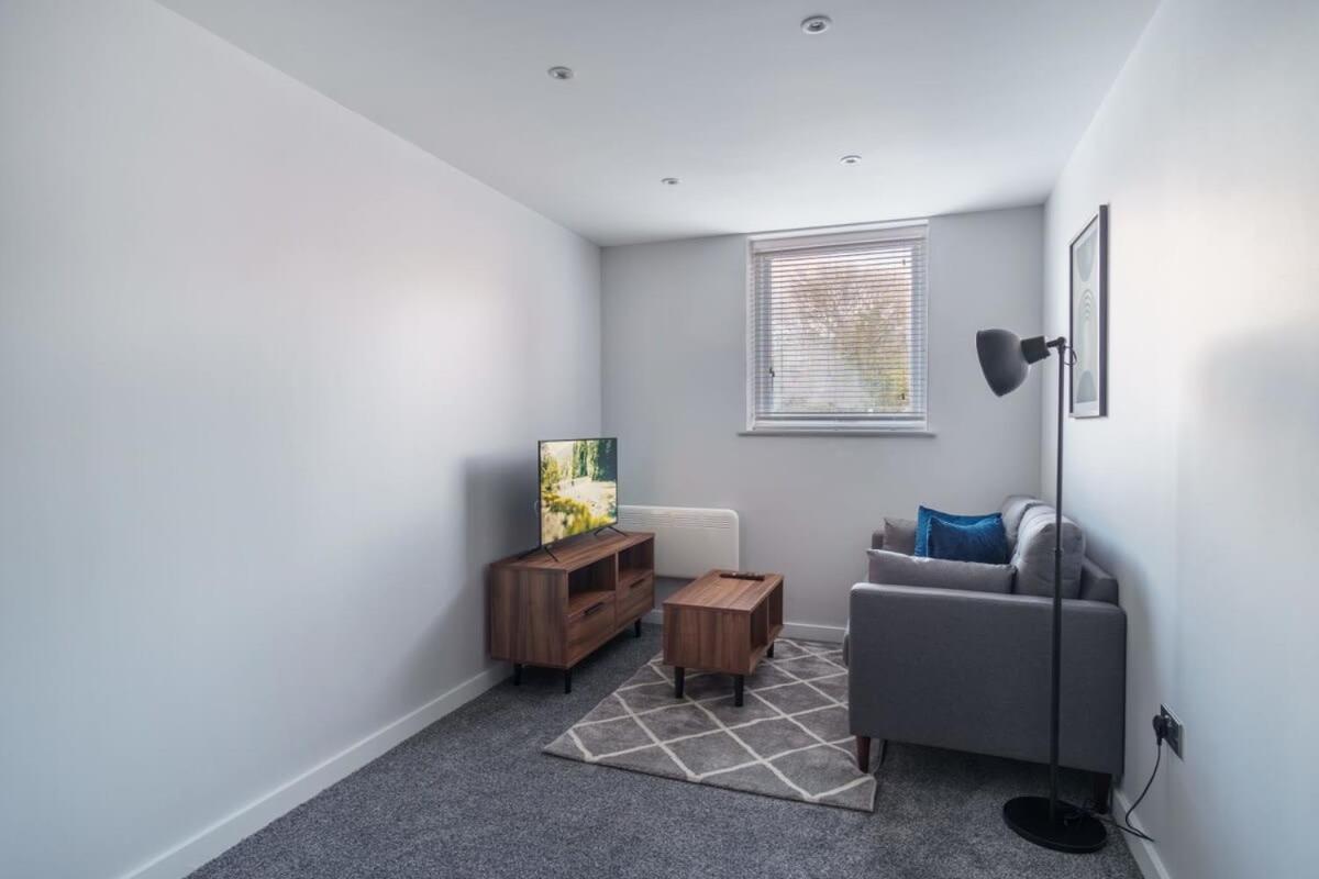 Lovely 1 Bedroom Apartment *